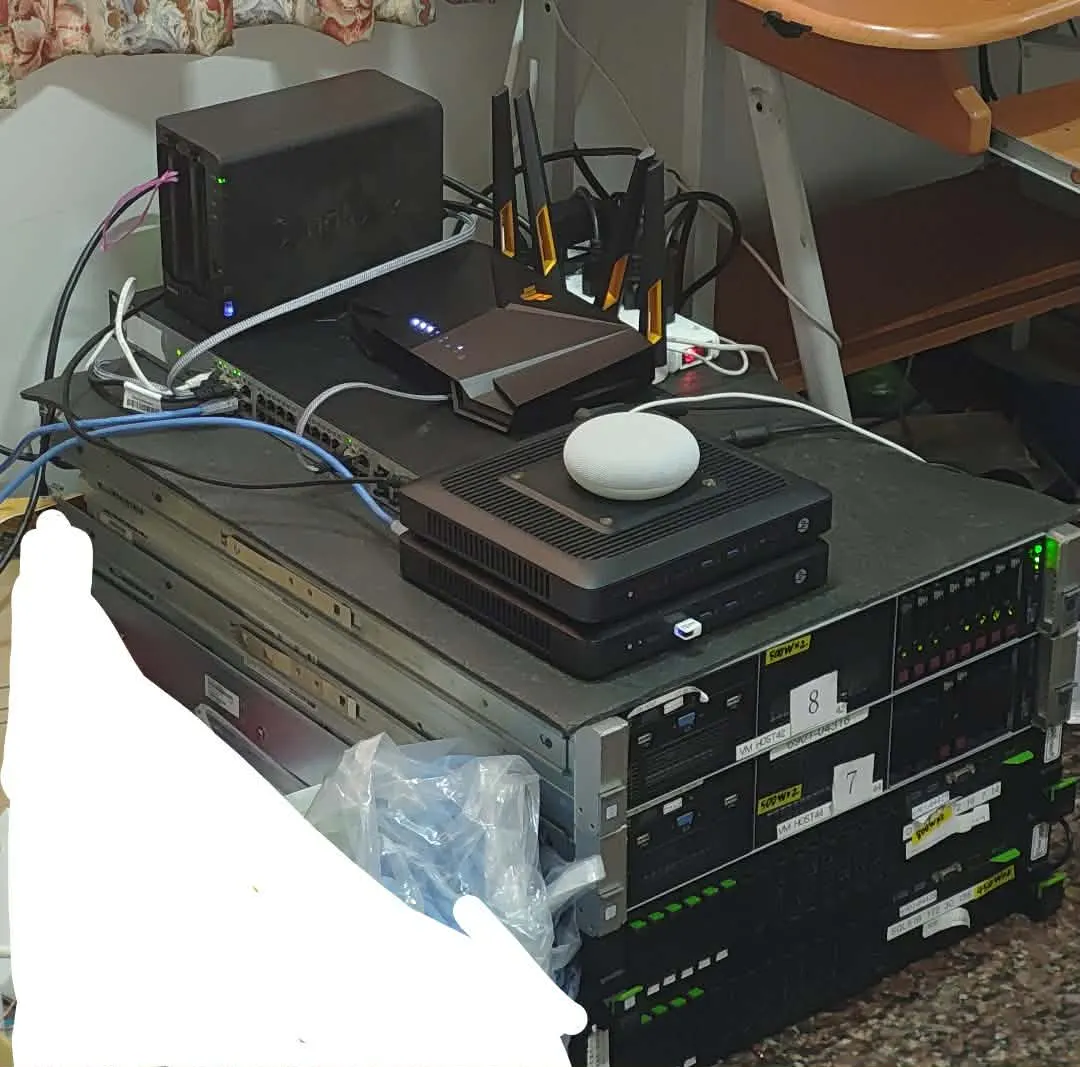 自架的機架式伺服器、交換器與 NAS